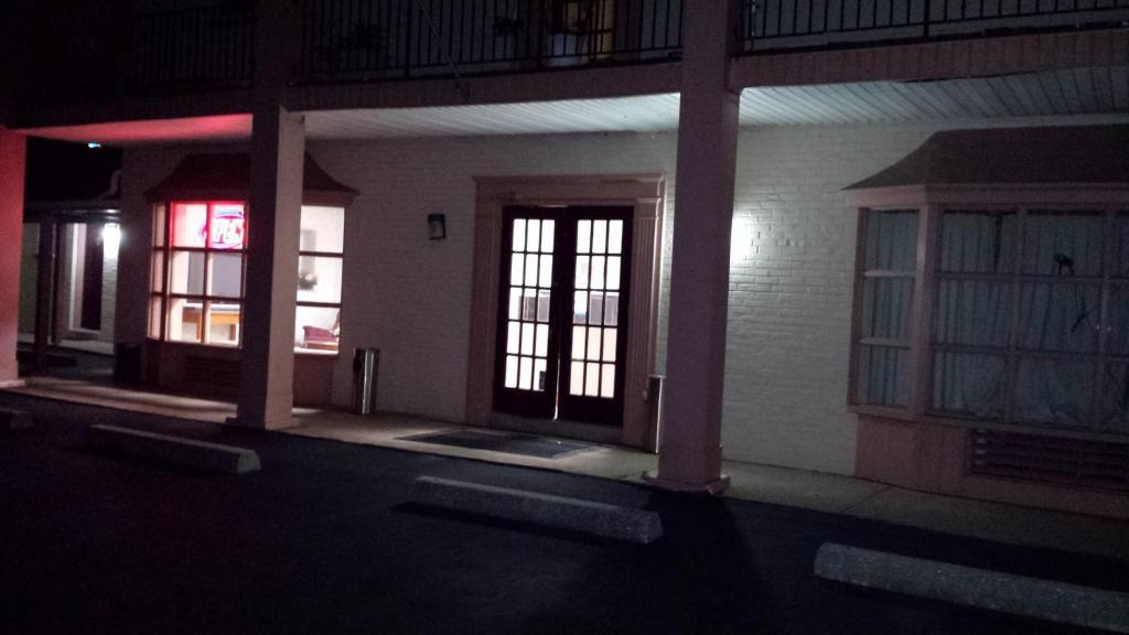 Red Carpet Inn & Suites New Cumberland Εξωτερικό φωτογραφία